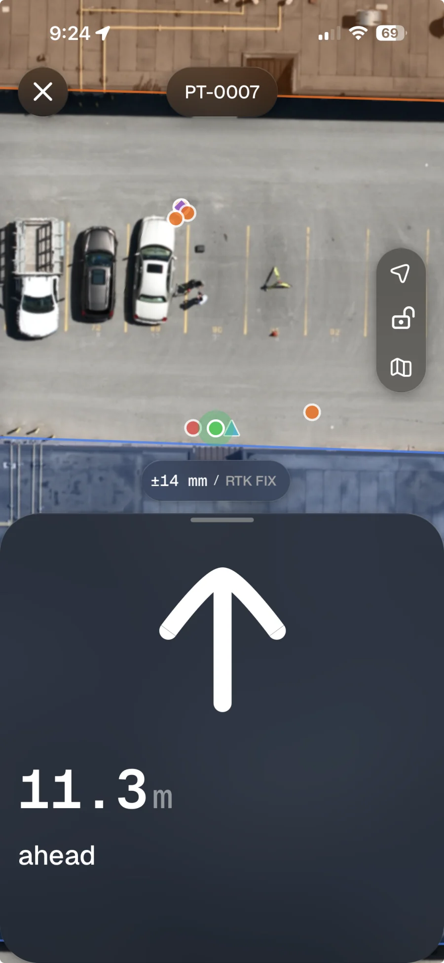 Mapdesk Mobile guiding to a point with a large arrow and the remaining distance